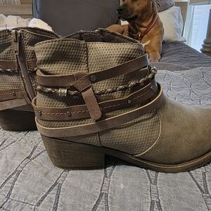 Kohl's Textured Brown Ankle Booties